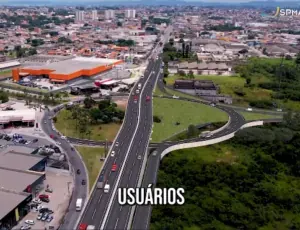 Trecho urbano de rodovia visto de cima, com legenda sobre usuários da via