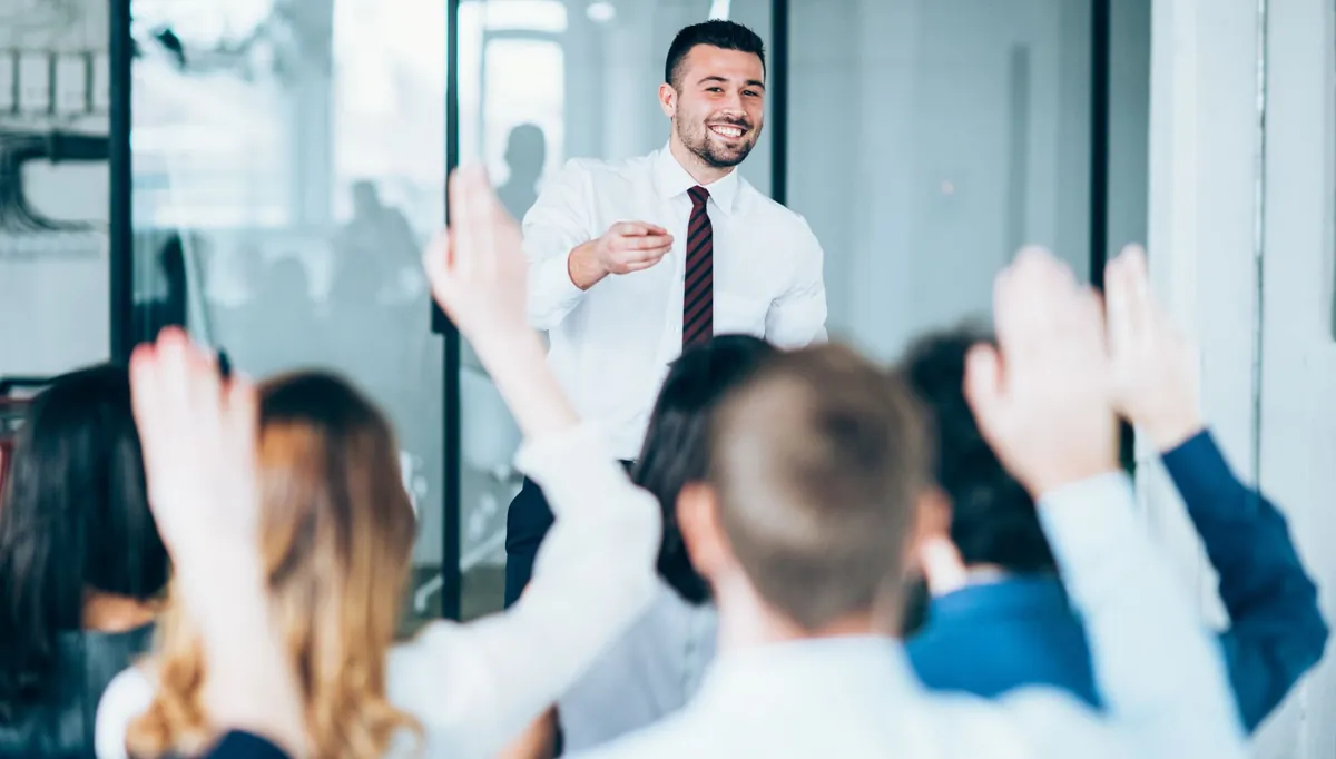 Sala de treinamento com plateia em aplausos